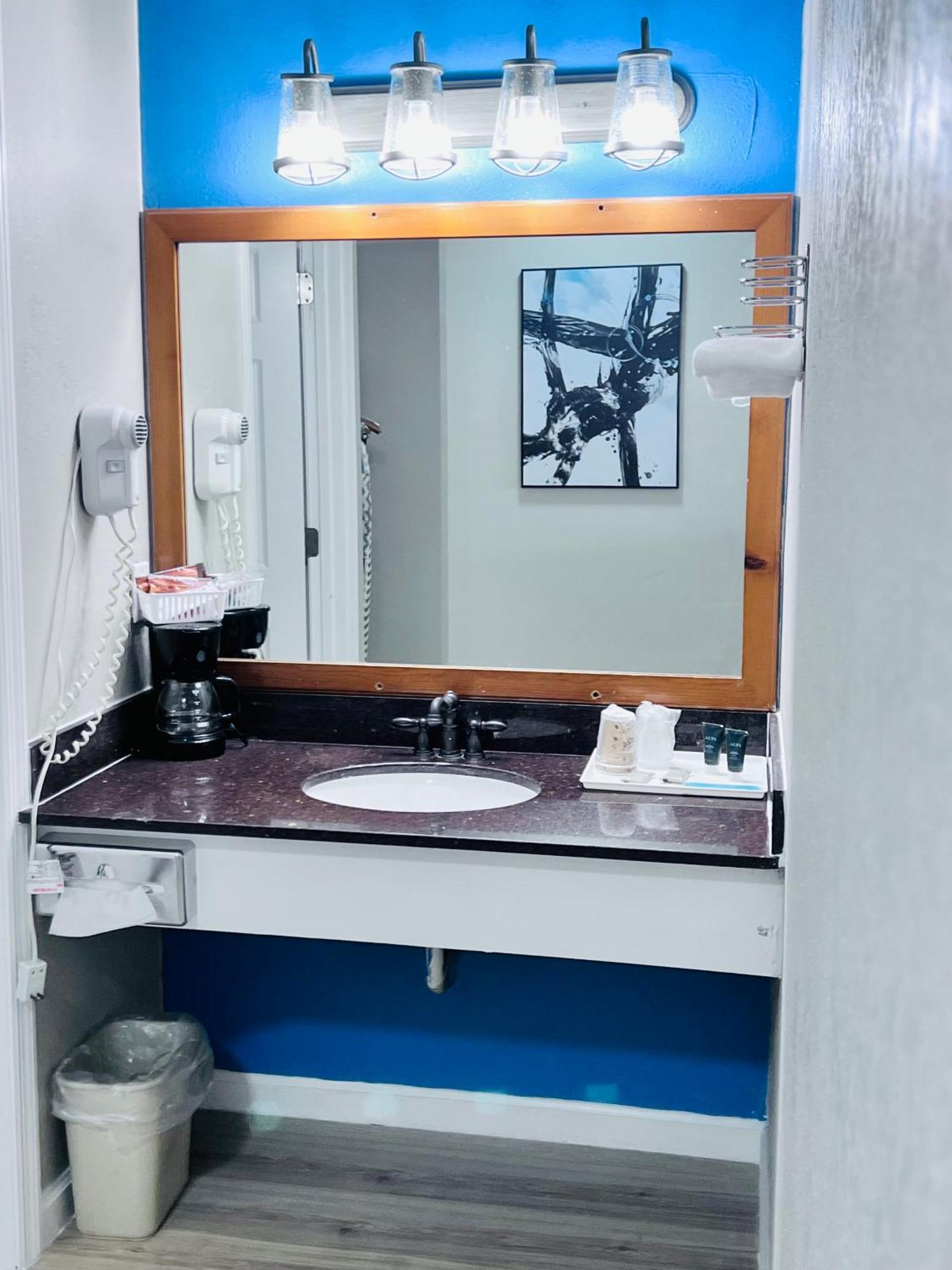 ديلارد Budgetel Inn & Suites المظهر الخارجي الصورة